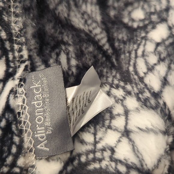 🆕 Lace Bat Throw 🦇 Adirondack by Berkshire Blanket - Picture 4 of 4